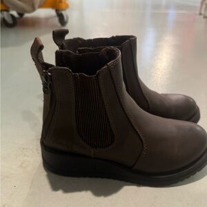 Boots size 6. Don’t know the brand